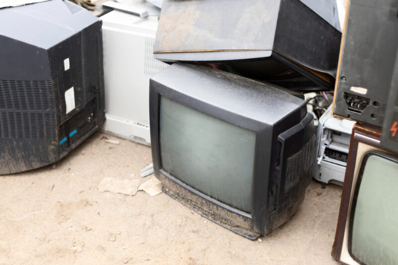 Alte Fernsehapparate bei einer Entrümpelung in Mannheim